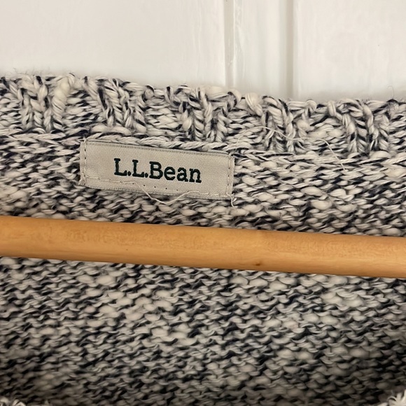 LL Bean Womens Ragg sweater. Size M. Small stain on front as seen in photo. - Picture 3 of 5
